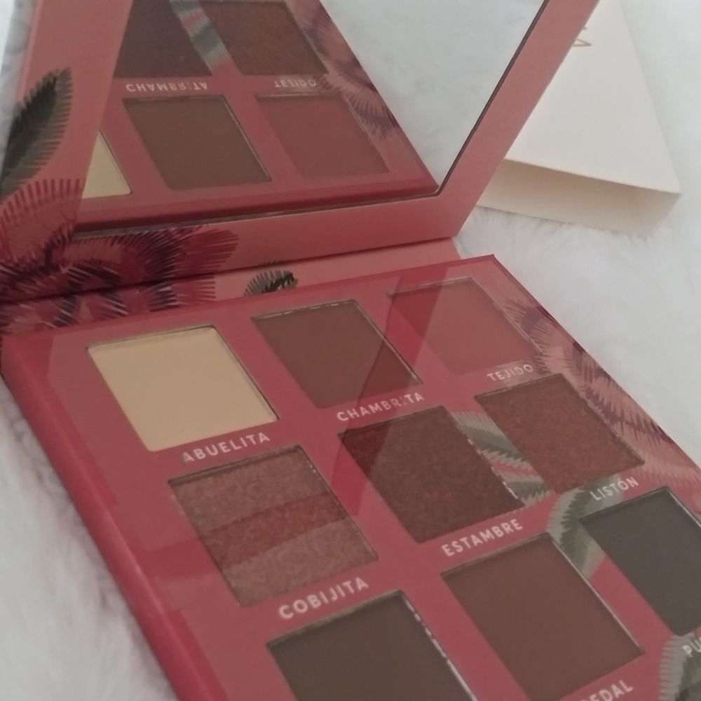 Bordado Macaria eyeshadow palette